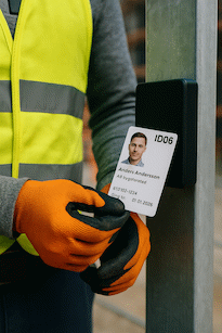 Straznyk Consulting pracownik uzywajacy swojej karty ID06